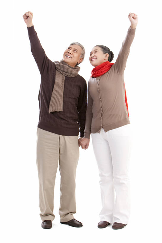 东方人,中年人,老年人,两个人,家庭,夫妻,丈夫,妻子,站,举,笑,微笑,露齿笑,竖图,留白,白色背景,正面,毛衣,爱情,快乐,幸福,北京,中国,亚洲,并排,浪漫,休闲装,刺激,围巾,托,向上看,温暖,温馨,一家人,恩爱,恋人,摄影,和睦,享乐,关爱,东亚,陪同,陪伴,异性恋,老年男性,老年女性,男人,男性,女人,女性,亚洲人,中国人,夫妇,情侣,举起,举手,举着,向上举,向上伸,向上托,彩图,全身,影棚拍摄,爱,欢乐,深情,伴侣,融洽,挨着,伴随,bj175