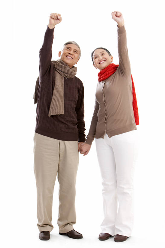 东方人,中年人,老年人,两个人,家庭,夫妻,丈夫,妻子,站,举,笑,微笑,露齿笑,竖图,留白,白色背景,正面,毛衣,爱情,快乐,幸福,北京,中国,亚洲,并排,浪漫,休闲装,刺激,围巾,托,向上看,温暖,温馨,一家人,恩爱,恋人,摄影,和睦,享乐,关爱,东亚,陪同,陪伴,异性恋,老年男性,老年女性,男人,男性,女人,女性,亚洲人,中国人,夫妇,情侣,举起,举手,举着,向上举,向上伸,向上托,彩图,全身,影棚拍摄,爱,欢乐,深情,伴侣,融洽,挨着,伴随,bj175