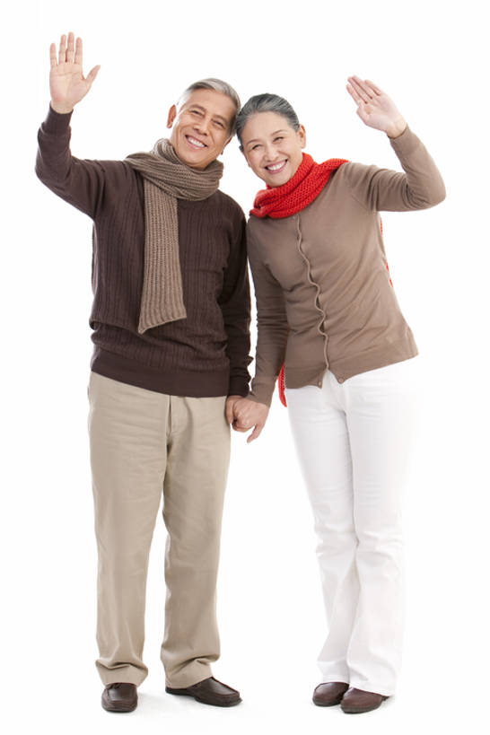 东方人,中年人,老年人,两个人,家庭,夫妻,丈夫,妻子,站,举,笑,微笑,露齿笑,竖图,留白,白色背景,正面,毛衣,爱情,快乐,幸福,北京,中国,亚洲,并排,浪漫,挥手,注视,休闲装,围巾,观察,看,托,温暖,温馨,一家人,恩爱,恋人,摄影,观看,和睦,察看,享乐,关爱,关注,肖像,东亚,陪同,陪伴,异性恋,老年男性,老年女性,男人,男性,女人,女性,亚洲人,中国人,夫妇,情侣,举起,举手,举着,向上举,向上伸,向上托,彩图,全身,影棚拍摄,爱,欢乐,深情,伴侣,融洽,挨着,伴随,bj175