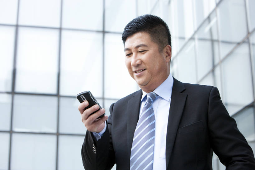 东方人,中年人,老年人,一个人,商务人士,商务男性,办公室,微笑,横图,白天,仰视,衬衫,商务,快乐,通讯,幸福,成功,技术,手机,北京,中国,亚洲,套装,联系,注视,方向,观察,看,办公大楼,摄影,观看,察看,领导,经理,关注,发短信,商务装,工薪阶层,智能手机,东亚,无线电技术,责任,把握,老年男性,男人,亚洲人,中国人,白领,上班族,电话机,半身,彩图,低角度拍摄,衬衣,首席执行官,掌控,bj175