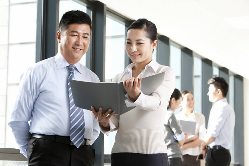 东方人,中年人,老年人,两个人,商务人士,商务男性,商务女性,办公室,站,微笑,横图,室内,仰视,衬衫,商务,讨论,通讯,合作,计划,北京,中国,亚洲,套装,工作,文件,方向,办公大楼,摄影,权威,领导,经理,运送,出示,商务装,工薪阶层,东亚,计划书,策略,把握,筹划,打算,老年男性,男人,年轻女性,女人,亚洲人,中国人,年轻人,白领,上班族,半身,彩图,低角度拍摄,衬衣,首席执行官,掌控,财务报告,进度报告,bj175