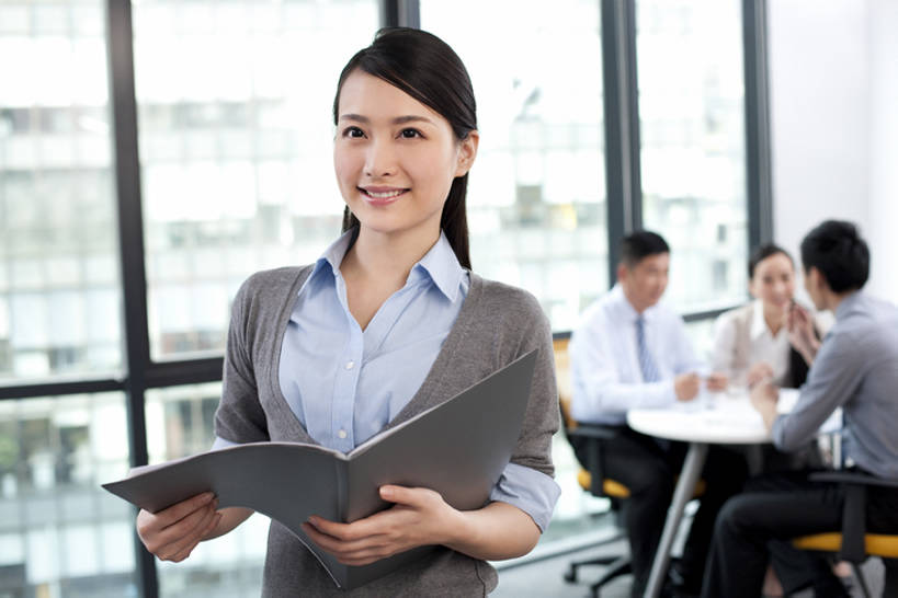 东方人,一个人,商务人士,商务女性,办公室,站,微笑,横图,室内,正面,商务,信心,北京,中国,亚洲,套装,文件,拿着,向上看,办公大楼,摄影,商务装,工薪阶层,东亚,年轻女性,女人,亚洲人,中国人,年轻人,白领,上班族,半身,彩图,bj175