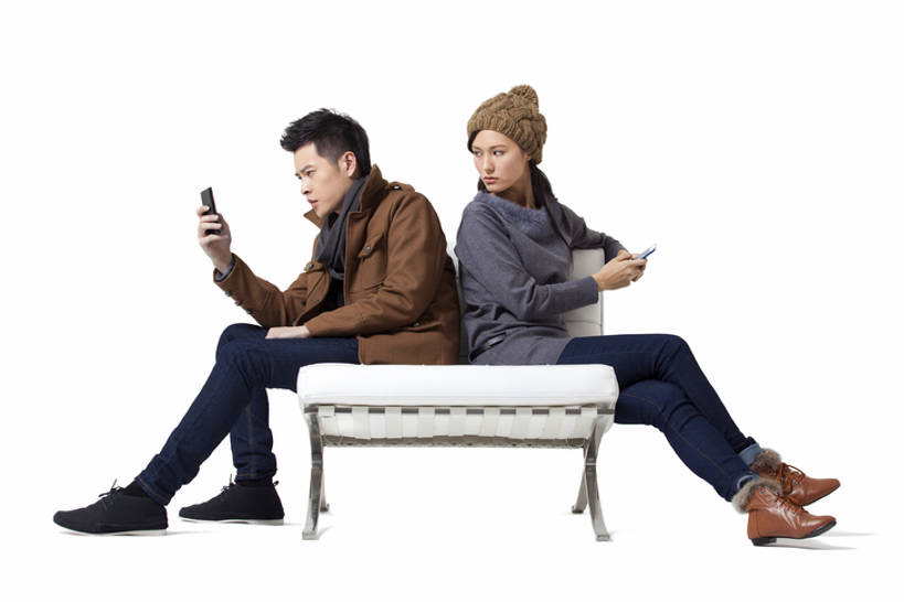 东方人,西方人,儿童,少年,成年人,一个人,两个人,夫妻,坐,横图,白色背景,正面,爱情,时尚,通讯,纯洁,互联网,技术,美景,手机,椅子,欧洲,中国,欧洲人,亚洲,仅一个年轻女性,仅一个女性,仅一个人,服装,景观,触摸屏,浪漫,拿着,牛仔裤,休闲装,外套,小孩,衣服,白色,自然,围巾,社区,背靠背,休闲,景色,恩爱,可爱,童年,童趣,读书,恋人,服饰,生活方式,夹克,酷,衣着,夹克衫,穿着,自然风光,发短信,下载,网上冲浪,童真,智能手机,东亚,烂漫,无邪,衣饰,无线电技术,茄克,异性恋,窘迫,认真,天真,男人,男性,年轻男性,年轻女性,女人,女性,白种人,亚洲人,中国人,孩子,年轻人,夫妇,情侣,电话机,秋天,外衣,触摸,彩图,全身,影棚拍摄,短外衣,伴侣,美人,态度,一见钟情,bj175