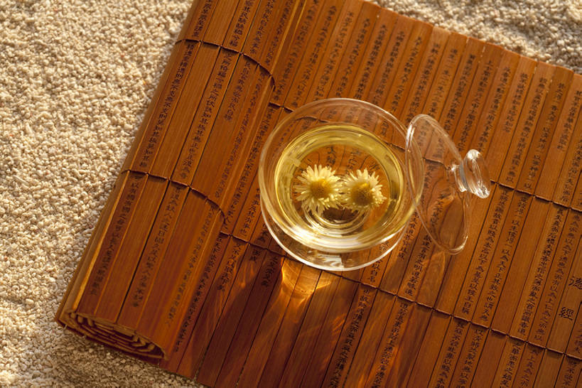 无人,横图,俯视,茶,静物,沙子,茶道,饮食,饮料,花茶,汉字,摄影,竹简,中国文化,菊花茶,热饮,东亚文化,茶杯,彩图,高角度拍摄,影棚拍摄,bj175