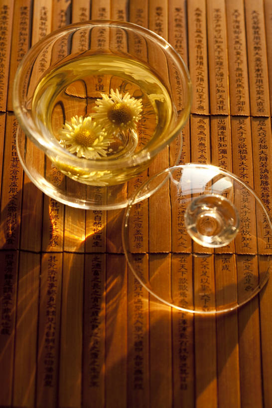 无人,竖图,俯视,茶,静物,茶道,饮食,饮料,花茶,汉字,摄影,竹简,中国文化,逆光,菊花茶,热饮,东亚文化,茶杯,彩图,高角度拍摄,影棚拍摄,bj175