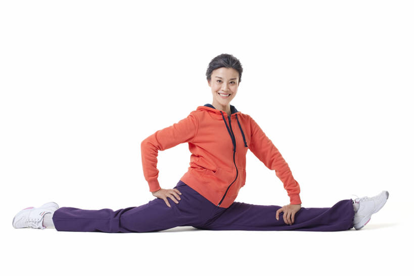 东方人,成年人,中年人,老年人,一个人,横图,白色背景,正面,运动服,快乐,中国,亚洲,伸展,年轻,注视,观察,看,健康,劈腿,观看,察看,享乐,关注,弹性,东亚,老年女性,女人,女性,亚洲人,中国人,彩图,全身,影棚拍摄,bj175
