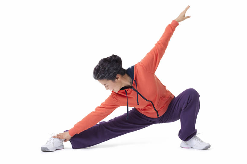 东方人,成年人,中年人,老年人,一个人,横图,白色背景,正面,运动服,信心,中国,亚洲,伸展,年轻,健康,力量,平衡,弹性,东亚,老年女性,女人,女性,亚洲人,中国人,彩图,全身,影棚拍摄,bj175