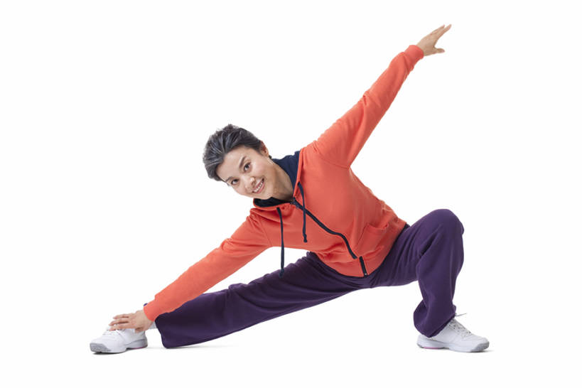 东方人,成年人,中年人,老年人,一个人,横图,白色背景,正面,运动服,快乐,信心,中国,亚洲,伸展,年轻,注视,观察,看,健康,力量,平衡,观看,察看,享乐,关注,弹性,东亚,老年女性,女人,女性,亚洲人,中国人,彩图,全身,影棚拍摄,bj175