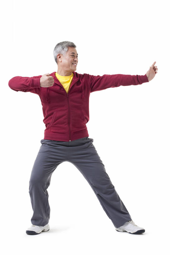 东方人,成年人,老年人,一个人,竖图,白色背景,正面,运动服,快乐,武术,中国,亚洲,年轻,健康,放松,太极,享乐,东亚,老年男性,男人,男性,亚洲人,中国人,彩图,全身,影棚拍摄,bj175