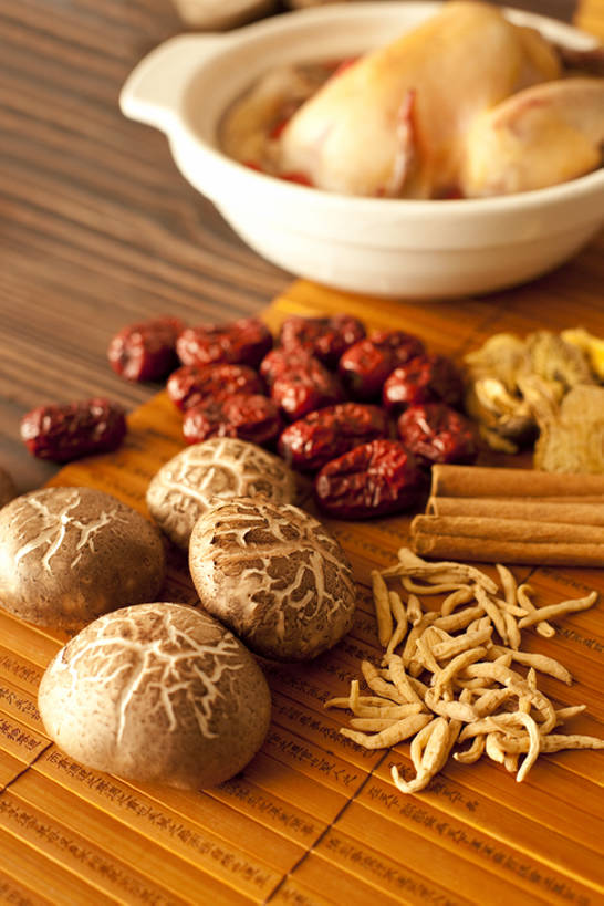 无人,竖图,俯视,桌子,鸡,静物,中国,亚洲,完整,炖锅,蘑菇,鸡肉,汤,美味,食品,营养,传统,饮食,家禽,饮料,摄影,竹简,膳食,中国文化,营养品,中医,东亚,白肉,主菜,鸡汤,东亚文化,健康食物,彩图,高角度拍摄,传统文化,bj175