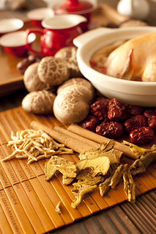 无人,竖图,俯视,桌子,鸡,静物,中国,亚洲,完整,炖锅,蘑菇,鸡肉,汤,美味,食品,营养,传统,饮食,家禽,饮料,摄影,竹简,膳食,中国文化,营养品,中医,东亚,白肉,主菜,鸡汤,东亚文化,健康食物,彩图,高角度拍摄,传统文化,bj175