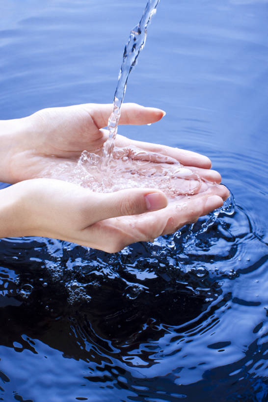 一个人,竖图,特写,水,倒,流水,干净,纯净水,摄影,流动,接,清新,纯净,亚洲人,中国人,捧着,彩图,bj175