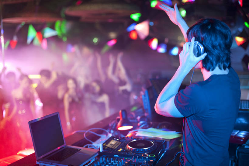 西方人,酒吧,举,横图,室内,侧面,聚会,时尚,夜生活,快乐,兴奋,幸福,热情,笔记本电脑,北京,欧洲,中国,欧洲人,亚洲,许多人,音乐,听,T恤,喇叭,刺激,耳机,托,一群人,活力,乐趣,摄影,舞厅,照亮,酷,享乐,夜总会,打碟,舞池,dj师,唱片骑士,东亚,放音设备,控制室,迪斯科,男人,年轻男性,白种人,年轻人,举起,举手,举着,向上举,向上伸,向上托,半身,彩图,欢乐,舞蹈,迷迪,bj175