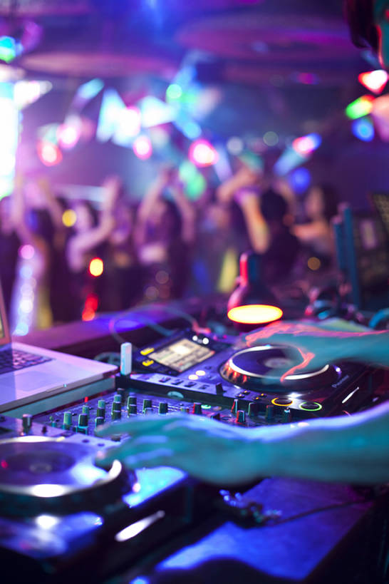 西方人,手,酒吧,竖图,室内,特写,聚会,时尚,夜生活,快乐,兴奋,幸福,热情,笔记本电脑,北京,欧洲,中国,欧洲人,亚洲,许多人,音乐,喇叭,刺激,一群人,活力,乐趣,摄影,舞厅,照亮,酷,享乐,夜总会,打碟,舞池,dj师,唱片骑士,东亚,放音设备,控制室,迪斯科,男人,年轻男性,白种人,年轻人,彩图,欢乐,舞蹈,迷迪,bj175