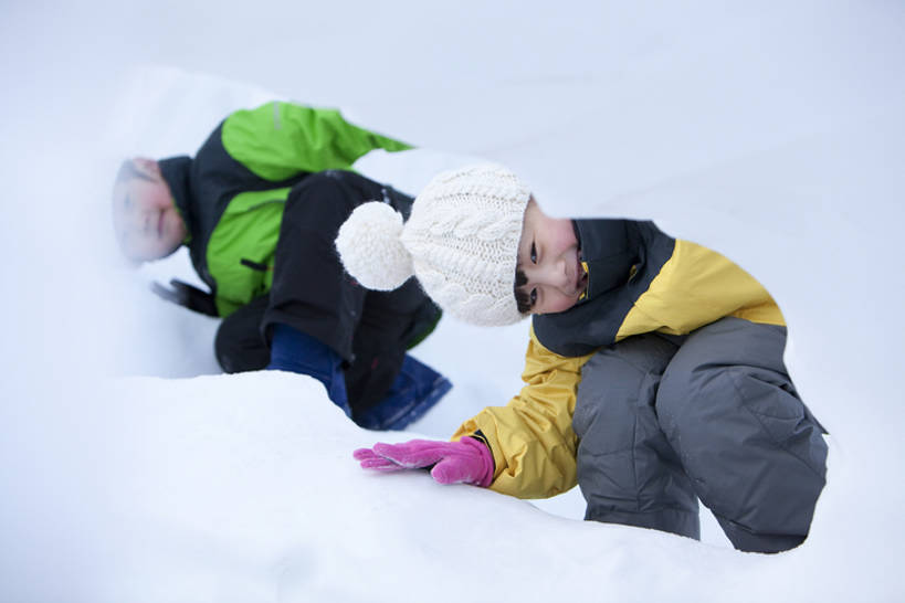 东方人,儿童,两个人,家庭,笑,微笑,露齿笑,横图,室外,白天,快乐,友谊,幸福,纯洁,帽子,中国,亚洲,冬天,注视,休闲装,小孩,围巾,观察,看,寒冷,可爱,乐趣,童年,童趣,摄影,观看,察看,享乐,关注,童真,东亚,烂漫,无邪,陪同,编织帽,河北省,陪伴,天真,男孩,女孩,亚洲人,中国人,孩子,彩图,伴随,bj175