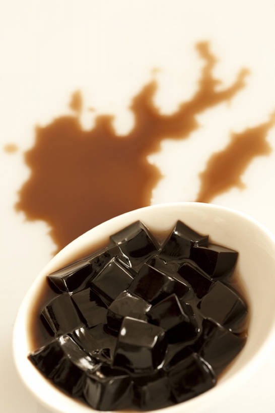 点心,无人,竖图,特写,留白,白色背景,静物,餐具,中国,亚洲,丰富,艺术,美味,食品,龟苓膏,小吃,饮食,碗,甜食,诱惑,摄影,块状,膳食,东亚,健康食物,彩图,影棚拍摄,bj175