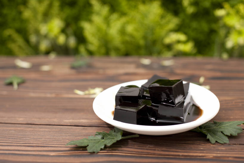 点心,无人,横图,彩色,室外,特写,桌子,静物,餐具,中国,亚洲,装饰,美味,食品,龟苓膏,小吃,饮食,一个,绿色,盘子,甜食,诱惑,摄影,单个,五颜六色,色彩斑斓,膳食,五彩缤纷,东亚,健康食物,五彩斑斓,五光十色,彩图,bj175