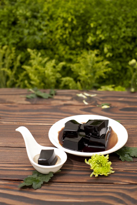 点心,无人,竖图,彩色,室外,特写,桌子,静物,餐具,中国,亚洲,装饰,美味,食品,龟苓膏,小吃,饮食,一个,绿色,盘子,汤匙,甜食,诱惑,摄影,单个,五颜六色,色彩斑斓,膳食,五彩缤纷,东亚,健康食物,五彩斑斓,五光十色,彩图,bj175