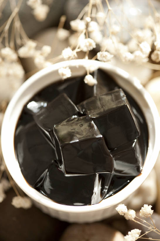 点心,无人,竖图,彩色,室外,特写,静物,餐具,中国,亚洲,艺术,装饰,美味,食品,龟苓膏,小吃,饮食,碗,甜食,鹅卵石,诱惑,摄影,五颜六色,色彩斑斓,膳食,五彩缤纷,东亚,健康食物,五彩斑斓,五光十色,彩图,bj175