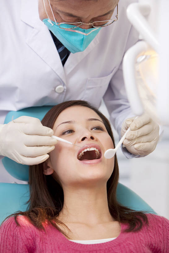 东方人,成年人,老年人,脸,头,脸颊,两个人,医生,病人,医院,坐,躺,竖图,室内,白天,正面,快乐,幸福,安全,信心,机器,技术,北京,中国,亚洲,检查,医学,防护,干净,设备,现代,肩膀,手套,张嘴,医护人员,医疗人员,职业,健康,摄影,技巧,保护,权威,体检,医疗,医疗设备,卫生,牙科设备,享乐,关爱,手艺,医疗器械,保险,医疗工具,张大嘴巴,拜访,东亚,实验服,口腔卫生,医疗机构,保全,周全,安稳,安定,防护手套,责任,技能,技艺,检测工具,牙医钩,卧着,平安,认真,信任,老年男性,男人,男性,年轻女性,女人,女性,亚洲人,中国人,年轻人,头部,脸部,脸蛋,面部,大夫,牙医,张开嘴,清洗,躺着,卧,彩图,病院,诊所,牙科椅,牙科治疗椅,牙椅,妙技,本领,门诊部,口腔医学,体格检查,bj175