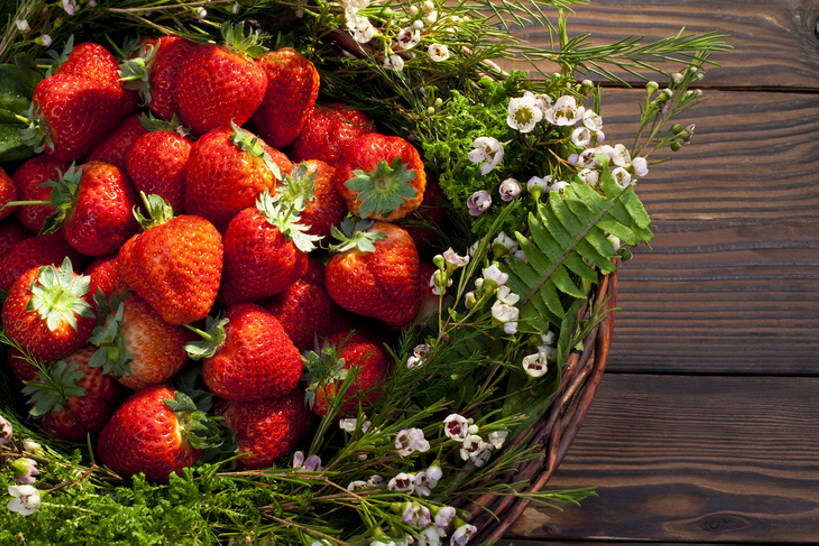 无人,横图,俯视,室内,背景,水,桌子,草莓,静物,水果,中国,丰富,篮子,木材,木纹,食品,饮品,筐,花,食物,饮料,绿色,容器,概念,健康,摄影,多样,简单,可口,东亚,健康食物,适口,彩图,高角度拍摄,bj175