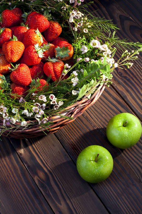 无人,竖图,俯视,室内,背景,水,桌子,草莓,静物,水果,中国,丰富,篮子,木材,木纹,食品,饮品,筐,花,食物,饮料,绿色,容器,概念,健康,摄影,多样,简单,可口,东亚,健康食物,适口,彩图,高角度拍摄,bj175