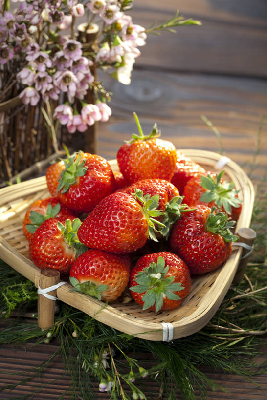 无人,竖图,俯视,室内,背景,桌子,草莓,静物,水果,中国,丰富,木材,木纹,食品,饮品,筐,花,食物,饮料,绿色,容器,概念,健康,摄影,多样,简单,可口,东亚,健康食物,适口,彩图,高角度拍摄,bj175