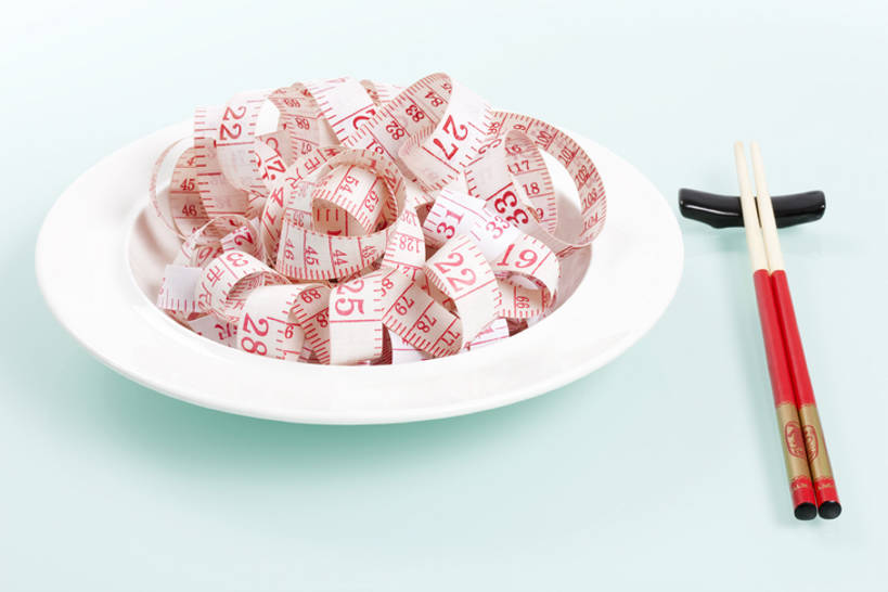 无人,横图,俯视,留白,白色背景,筷子,静物,餐具,北京,中国,亚洲,盘子,卷尺,概念,健康,摄影,测量工具,幽默,控制,创造力,瘦身,东亚,健康食物,彩图,高角度拍摄,影棚拍摄,bj175