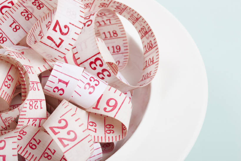 无人,横图,俯视,特写,白色背景,静物,餐具,北京,中国,亚洲,盘子,卷尺,概念,健康,摄影,测量工具,幽默,控制,创造力,瘦身,东亚,健康食物,彩图,高角度拍摄,影棚拍摄,bj175