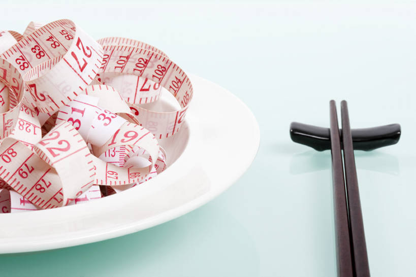 无人,横图,俯视,留白,白色背景,筷子,静物,餐具,北京,中国,亚洲,盘子,卷尺,概念,健康,摄影,测量工具,幽默,控制,创造力,瘦身,东亚,健康食物,彩图,高角度拍摄,影棚拍摄,bj175