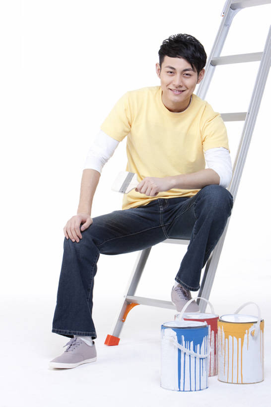东方人,成年人,一个人,坐,笑,微笑,露齿笑,竖图,白色背景,快乐,幸福,装修,北京,中国,亚洲,仅一个男性,仅一个人,梯子,注视,休闲装,仅一个年轻男性,画笔,观察,看,乐趣,摄影,影棚,生活方式,观看,涂料,察看,享乐,愉悦,关注,摄影棚,肖像,油漆罐,油漆工,东亚,北京市,男人,男性,年轻男性,亚洲人,中国人,年轻人,彩图,全身,影棚拍摄,拍摄,bj175