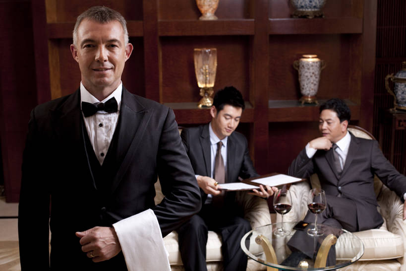 葡萄酒,东方人,西方人,成年人,中年人,老年人,三个人,商务人士,服务员,管家,商务男性,宾馆,坐,微笑,横图,室内,正面,衬衫,商务,奢侈,讨论,骄傲,成功,信心,酒店,北京,欧洲,中国,欧洲人,亚洲,准备,套装,服装,开会,会议,豪华,二郎腿,拿着,注视,娱乐,大厅,传统,会所,观察,看,面对面,红葡萄酒,服务,财富,俱乐部,摄影,观看,酒家,严肃,华丽,旅社,权威,察看,领导,扶手椅,神圣,葡萄酒杯,成就,关注,华贵,肖像,商务装,合伙,工薪阶层,东亚,欧洲文化,燕尾服,富丽,华美,贵宾室,把握,认真,老年男性,男人,男性,年轻男性,白种人,亚洲人,中国人,年轻人,白领,服务生,上班族,侍者,半身,彩图,衬衣,礼服,旅行,客店,客栈,旅店,旅馆,商旅,传统文化,华侈,奢华,首席执行官,上层阶级,商务会议,白色人种,社交,掌控,bj175