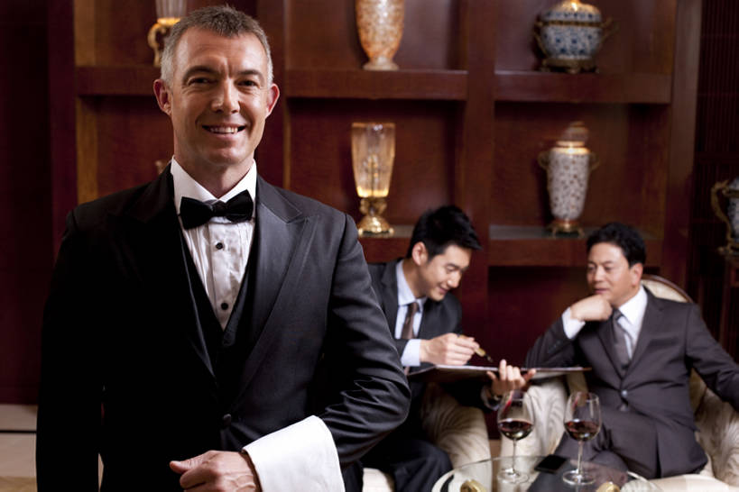 葡萄酒,东方人,西方人,成年人,中年人,老年人,三个人,商务人士,服务员,管家,商务男性,宾馆,坐,微笑,横图,室内,正面,衬衫,商务,奢侈,讨论,骄傲,成功,信心,酒店,北京,欧洲,中国,欧洲人,亚洲,准备,套装,服装,开会,会议,豪华,二郎腿,拿着,注视,娱乐,大厅,传统,会所,观察,看,面对面,红葡萄酒,服务,财富,俱乐部,摄影,观看,酒家,严肃,华丽,旅社,权威,察看,领导,扶手椅,神圣,葡萄酒杯,成就,关注,华贵,肖像,商务装,合伙,工薪阶层,东亚,欧洲文化,燕尾服,富丽,华美,贵宾室,把握,认真,老年男性,男人,男性,年轻男性,白种人,亚洲人,中国人,年轻人,白领,服务生,上班族,侍者,半身,彩图,衬衣,礼服,旅行,客店,客栈,旅店,旅馆,商旅,传统文化,华侈,奢华,首席执行官,上层阶级,商务会议,白色人种,社交,掌控,bj175