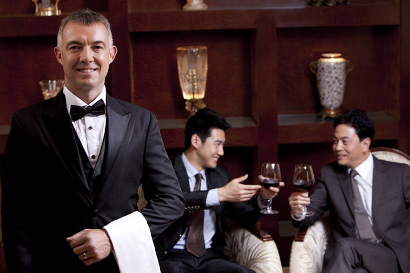 葡萄酒,东方人,西方人,成年人,中年人,老年人,三个人,商务人士,服务员,管家,商务男性,宾馆,坐,微笑,横图,室内,正面,衬衫,商务,奢侈,讨论,骄傲,成功,信心,酒店,北京,欧洲,中国,欧洲人,亚洲,准备,套装,服装,开会,会议,豪华,二郎腿,拿着,注视,娱乐,大厅,传统,会所,观察,看,面对面,红葡萄酒,服务,财富,俱乐部,摄影,观看,酒家,严肃,华丽,旅社,权威,察看,领导,扶手椅,神圣,葡萄酒杯,成就,关注,祝贺,华贵,肖像,商务装,合伙,工薪阶层,东亚,欧洲文化,燕尾服,富丽,华美,贵宾室,把握,认真,老年男性,男人,男性,年轻男性,白种人,亚洲人,中国人,年轻人,白领,服务生,上班族,侍者,半身,彩图,衬衣,礼服,旅行,客店,客栈,旅店,旅馆,商旅,传统文化,华侈,奢华,首席执行官,上层阶级,商务会议,白色人种,社交,掌控,bj175