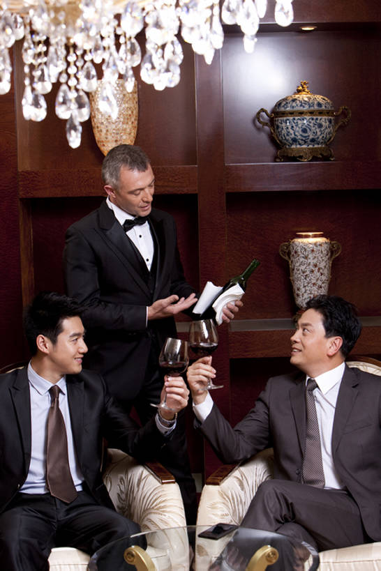 葡萄酒,东方人,西方人,成年人,中年人,老年人,三个人,商务人士,服务员,管家,商务男性,宾馆,坐,微笑,竖图,室内,正面,衬衫,商务,奢侈,骄傲,成功,信心,技术,酒店,北京,欧洲,中国,欧洲人,亚洲,喝,准备,套装,服装,开会,会议,酒类,豪华,二郎腿,听,拿着,娱乐,大厅,传统,会所,酒,饮料,红葡萄酒,服务,财富,俱乐部,摄影,技巧,酒家,严肃,华丽,旅社,权威,领导,扶手椅,解释,神圣,葡萄酒杯,成就,华贵,出示,手艺,商务装,品酒,工薪阶层,东亚,欧洲文化,燕尾服,富丽,华美,贵宾室,技能,技艺,把握,认真,老年男性,男人,男性,年轻男性,白种人,亚洲人,中国人,年轻人,白领,服务生,上班族,侍者,彩图,衬衣,礼服,旅行,客店,客栈,旅店,旅馆,妙技,商旅,传统文化,本领,华侈,奢华,首席执行官,上层阶级,商务会议,白色人种,社交,掌控,bj175