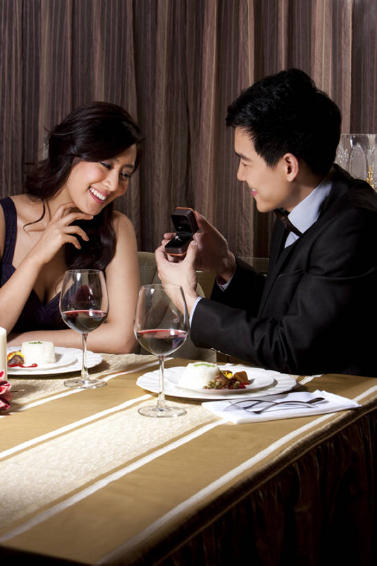 葡萄酒,东方人,成年人,两个人,夫妻,坐,竖图,晚礼服,爱情,吃饭,快乐,幸福,餐桌,正装,浪漫,饮食,温暖,温馨,红葡萄酒,恩爱,乐趣,约会,恋人,摄影,生活方式,惊奇,和睦,高雅,享乐,宴会,华贵,钻石戒指,欧洲文化,陪同,陪伴,异性恋,男人,男性,年轻男性,年轻女性,女人,女性,亚洲人,中国人,年轻人,夫妇,情侣,休闲活动,彩图,餐馆,伴侣,融洽,伴随,bj175