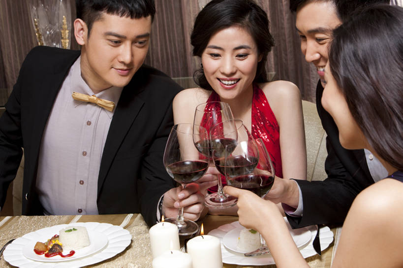 葡萄酒,东方人,成年人,四个人,夫妻,坐,横图,晚礼服,爱情,吃饭,快乐,友谊,幸福,餐桌,正装,庆祝,浪漫,饮食,温暖,温馨,红葡萄酒,恩爱,乐趣,约会,恋人,摄影,生活方式,和睦,高雅,享乐,宴会,华贵,欧洲文化,陪同,陪伴,异性恋,男人,男性,年轻男性,年轻女性,女人,女性,亚洲人,中国人,年轻人,夫妇,情侣,休闲活动,彩图,餐馆,伴侣,融洽,伴随,bj175