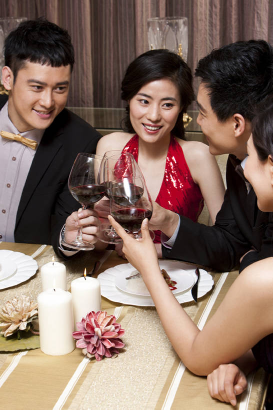 葡萄酒,东方人,成年人,四个人,夫妻,坐,竖图,晚礼服,爱情,吃饭,快乐,友谊,幸福,餐桌,正装,庆祝,浪漫,饮食,温暖,温馨,红葡萄酒,恩爱,乐趣,约会,恋人,摄影,生活方式,和睦,高雅,享乐,宴会,华贵,欧洲文化,陪同,陪伴,异性恋,男人,男性,年轻男性,年轻女性,女人,女性,亚洲人,中国人,年轻人,夫妇,情侣,休闲活动,彩图,餐馆,伴侣,融洽,伴随,bj175