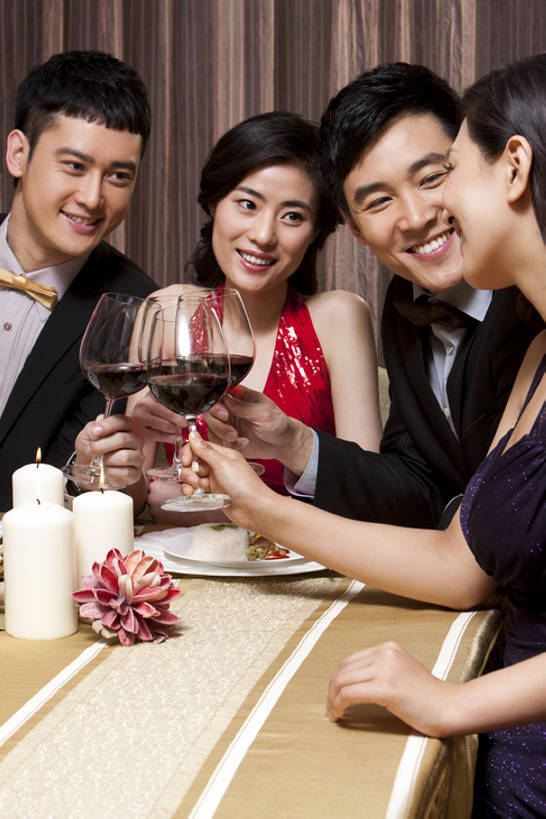 葡萄酒,东方人,成年人,四个人,夫妻,坐,竖图,晚礼服,爱情,吃饭,快乐,友谊,幸福,餐桌,正装,庆祝,浪漫,饮食,温暖,温馨,红葡萄酒,恩爱,乐趣,约会,恋人,摄影,生活方式,和睦,高雅,享乐,宴会,华贵,欧洲文化,陪同,陪伴,异性恋,男人,男性,年轻男性,年轻女性,女人,女性,亚洲人,中国人,年轻人,夫妇,情侣,休闲活动,彩图,餐馆,伴侣,融洽,伴随,bj175