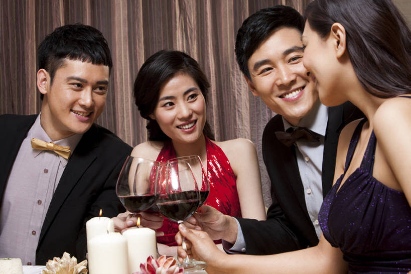 葡萄酒,东方人,成年人,四个人,夫妻,坐,横图,晚礼服,爱情,吃饭,快乐,友谊,幸福,餐桌,正装,庆祝,浪漫,饮食,温暖,温馨,红葡萄酒,恩爱,乐趣,约会,恋人,摄影,生活方式,和睦,高雅,享乐,宴会,华贵,欧洲文化,陪同,陪伴,异性恋,男人,男性,年轻男性,年轻女性,女人,女性,亚洲人,中国人,年轻人,夫妇,情侣,休闲活动,彩图,餐馆,伴侣,融洽,伴随,bj175