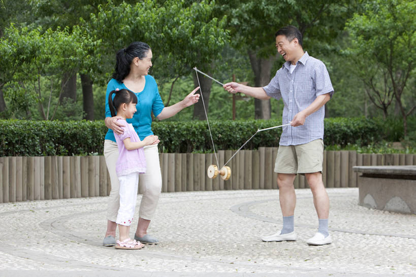 东方人,儿童,成年人,中年人,老年人,三个人,家庭,丈夫,妻子,祖母,祖父,公园,笑,微笑,横图,室外,白天,锻炼,旅游,度假,游戏,快乐,满意,幸福,纯洁,运动,美景,北京,中国,亚洲,表演,景观,年轻,玩,休闲装,娱乐,刺激,树,小孩,绿色,自然,夏天,看,享受,休闲,健康,温暖,温馨,一家人,景色,放松,可爱,乐趣,童年,童趣,摄影,生活方式,观看,活动,和睦,退休,享乐,愉悦,发泄,消遣,智力,自然风光,亲情,爱好,童真,东亚,烂漫,无邪,陪同,宣泄,空竹,陪伴,无忧无虑,天真,老年男性,老年女性,男人,男性,女孩,女人,女性,亚洲人,中国人,孩子,孙女,玩耍,嬉戏,彩图,全身,欢乐,伴侣,融洽,精力,人老心不老,代沟,伴随,bj175