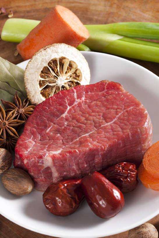 无人,竖图,特写,胡萝卜,蔬菜,静物,中国,亚洲,准备,材料,瓷器,葱,调料,调味,香料,佐料,牛肉,食品,调味品,饮食,盘子,茴香,摄影,多样,八角,八角茴香,大茴香,肉豆蔻,膳食,草本,东亚,枣椰子,月桂叶,香叶,肌理,炖牛肉,八月珠,舶茴香,大料,作料,天竺桂,香桂叶,桂叶,月桂,彩图,影棚拍摄,陈皮,成分,bj175