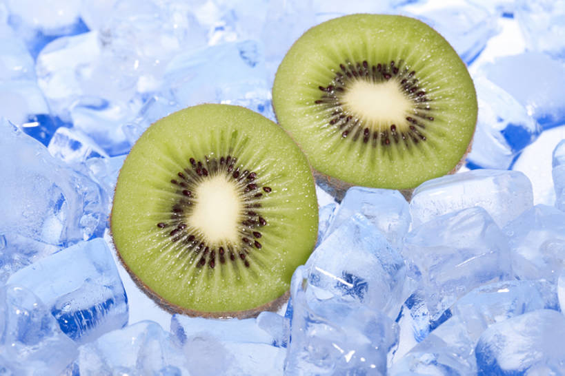 无人,横图,特写,留白,静物,水果,中国,亚洲,结冰,冰块,食品,饮食,两个,果肉,健康,素食,成熟,冷,摄影,有机食品,影棚,生活方式,维生素,简单,清新,摄影棚,横截面,东亚,健康食物,纯净,彩图,影棚拍摄,拍摄,人造冰,bj175