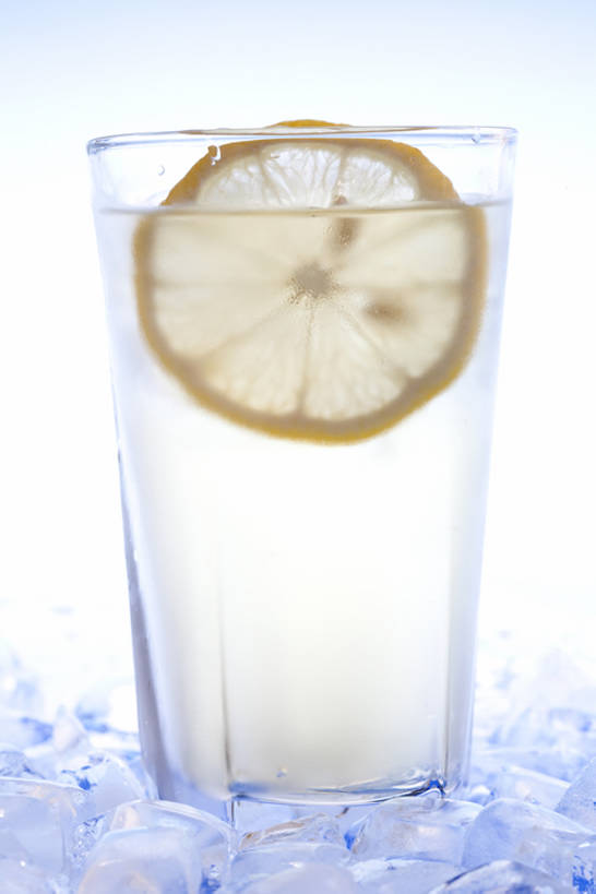 点心,面包,无人,竖图,特写,白色背景,水,柠檬,静物,水果,中国,亚洲,切开,透明,液体,结冰,冰块,食品,面点,柠檬水,吐司,饮食,食物,糕点,饮料,容器,冷饮,切,健康,素食,冷,摄影,有机食品,生活方式,法式面包,维生素,清新,剖面,吐司面包,东亚,切面,健康食物,纯净,玻璃杯,彩图,影棚拍摄,多士,听型面包,人造冰,bj175