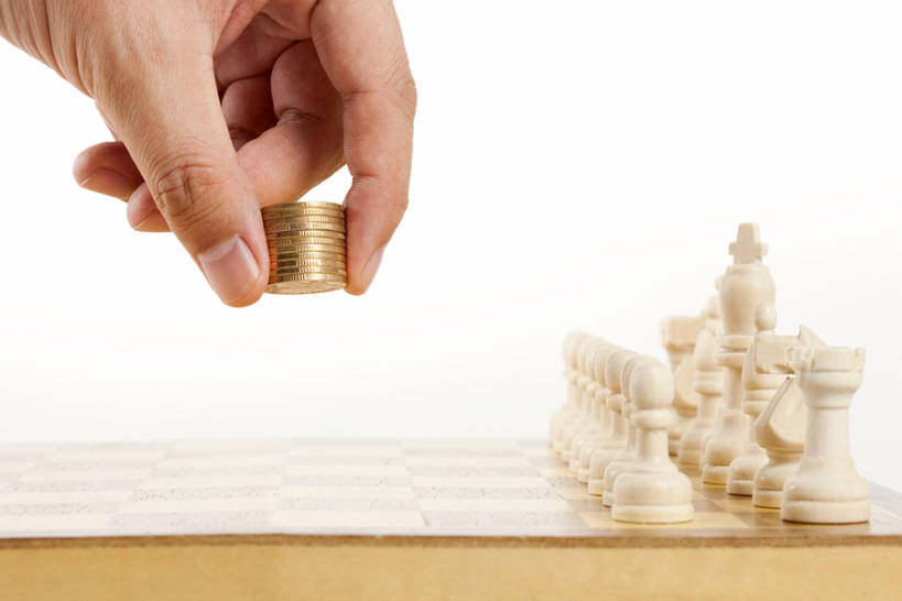 手,一个人,横图,特写,留白,白色背景,商务,智慧,赚钱,风险,计划,竞争,钱,人民币,北京,中国,亚洲,丰富,分析,钱币,拿着,排列,概念,棋子,棋盘,国际象棋,财富,金融,投资,摄影,影棚,经济,部分,顺序,利润,摄影棚,选择,流通,挑战,贸易,东亚,策略,技能,想法,机会,判断,筹划,打算,货币,现金,硬币,彩图,影棚拍摄,拍摄,机遇,bj175