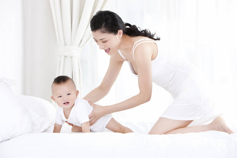 东方人,婴儿,儿童,成年人,中年人,两个人,家庭,父母,母亲,儿子,家,笑,微笑,露齿笑,横图,室内,白天,留白,侧面,快乐,满意,幸福,纯洁,安全,窗户,窗帘,床,卧室,北京,中国,亚洲,睡衣,小的,房屋,拿着,床上用品,尿布,刺激,小孩,白色,枕头,休闲,健康,舒服,温暖,温馨,母子,一家人,赤脚,爬,放松,活力,可爱,童年,童趣,摄影,活泼,生长,生活方式,婴儿用品,希望,皮肤,家庭妇女,保护,支撑,光滑,和睦,舒适,住房,享乐,早晨,关爱,亲情,宝宝,房地产,童真,东亚,纯真,烂漫,无邪,发展,陪同,柔和,细腻,平滑,陪伴,无忧无虑,伶俐,天真,信任,女人,女性,中年女性,亚洲人,中国人,孩子,彩图,全身,爱,欢乐,深情,和蔼,融洽,幼儿,弱点,挨着,伴随,bj175