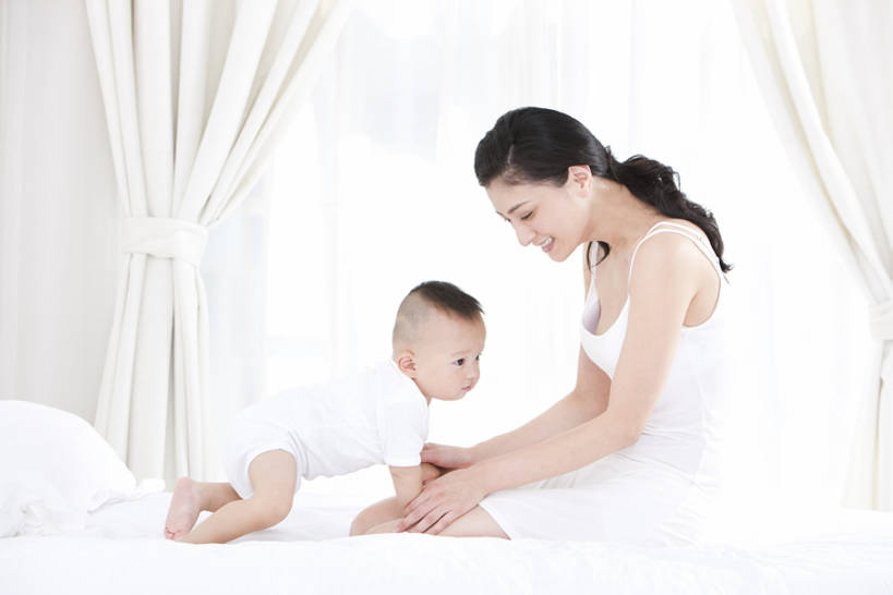 东方人,婴儿,儿童,成年人,中年人,两个人,家庭,父母,母亲,儿子,家,笑,微笑,露齿笑,横图,室内,白天,留白,侧面,快乐,满意,幸福,纯洁,安全,窗户,窗帘,床,卧室,北京,中国,亚洲,睡衣,小的,房屋,床上用品,尿布,小孩,白色,枕头,休闲,健康,舒服,温暖,温馨,母子,一家人,赤脚,爬,放松,活力,可爱,童年,童趣,摄影,活泼,生长,生活方式,婴儿用品,希望,皮肤,家庭妇女,保护,光滑,和睦,舒适,住房,享乐,早晨,关爱,亲情,宝宝,房地产,童真,东亚,纯真,烂漫,无邪,发展,陪同,柔和,细腻,平滑,陪伴,无忧无虑,伶俐,天真,信任,女人,女性,中年女性,亚洲人,中国人,孩子,彩图,全身,爱,欢乐,深情,和蔼,融洽,幼儿,弱点,挨着,伴随,bj175