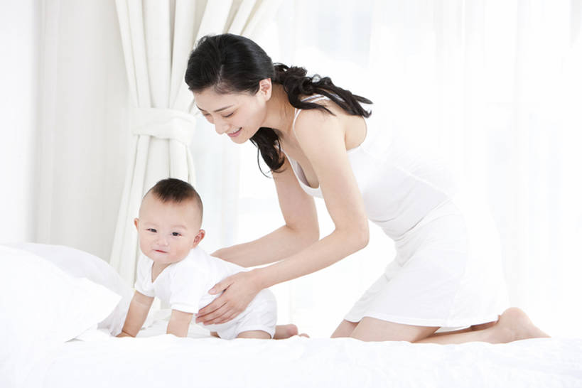 东方人,婴儿,儿童,成年人,中年人,两个人,家庭,父母,母亲,儿子,家,笑,微笑,露齿笑,横图,室内,白天,留白,侧面,快乐,满意,幸福,纯洁,安全,窗户,窗帘,床,卧室,北京,中国,亚洲,睡衣,小的,房屋,拿着,注视,床上用品,尿布,小孩,白色,枕头,观察,看,休闲,健康,舒服,温暖,温馨,母子,一家人,赤脚,爬,放松,活力,可爱,童年,童趣,摄影,活泼,生长,生活方式,婴儿用品,观看,希望,皮肤,家庭妇女,保护,光滑,和睦,察看,舒适,住房,享乐,早晨,关爱,关注,亲情,宝宝,房地产,童真,东亚,纯真,烂漫,无邪,发展,陪同,柔和,细腻,平滑,陪伴,无忧无虑,伶俐,天真,信任,女人,女性,中年女性,亚洲人,中国人,孩子,跪着,彩图,全身,爱,欢乐,深情,和蔼,融洽,幼儿,弱点,挨着,伴随,bj175