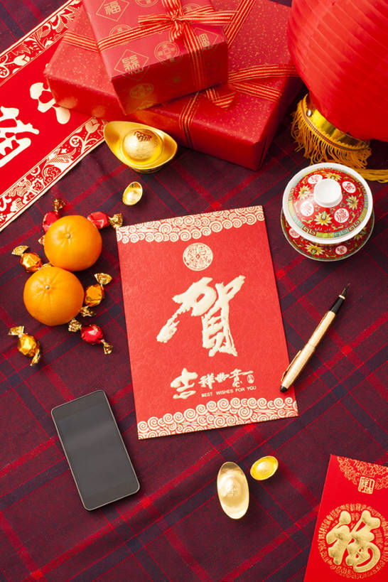 无人,竖图,俯视,运气,静物,礼物,手机,照明,北京,春节,对联,亚洲,写,准备,堆叠,灯笼,纸灯笼,糖果,贺卡,古典,祝福,传统,红色,福字,灯具,汉字,财富,摄影,红包,照亮,珍贵,照明设备,中国文化,发短信,祝贺,墨水笔,智能手机,东亚,远古,东亚文化,无线电技术,古代文明,茶杯,彩图,高角度拍摄,影棚拍摄,拜年,元宝,传统文化,传统节日,bj175