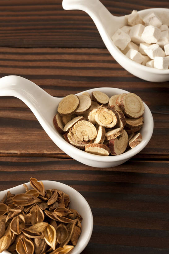 无人,医生,竖图,特写,化妆,美容,技术,静物,北京,中国,亚洲,护肤,药,准备,干燥,材料,瓷器,草药,药草,芭蕉,书桌,传统,汤匙,医护人员,医疗人员,保养,享受,休闲,健康,放松,保健,摄影,有机食品,多样,技巧,堆,甘草,医疗,草本,中国文化,手艺,选择,干的,营养品,中医,东亚,养颜,技能,技艺,茯苓,大夫,彩图,妙技,SPA美容,传统文化,本领,汉医,成分,bj175